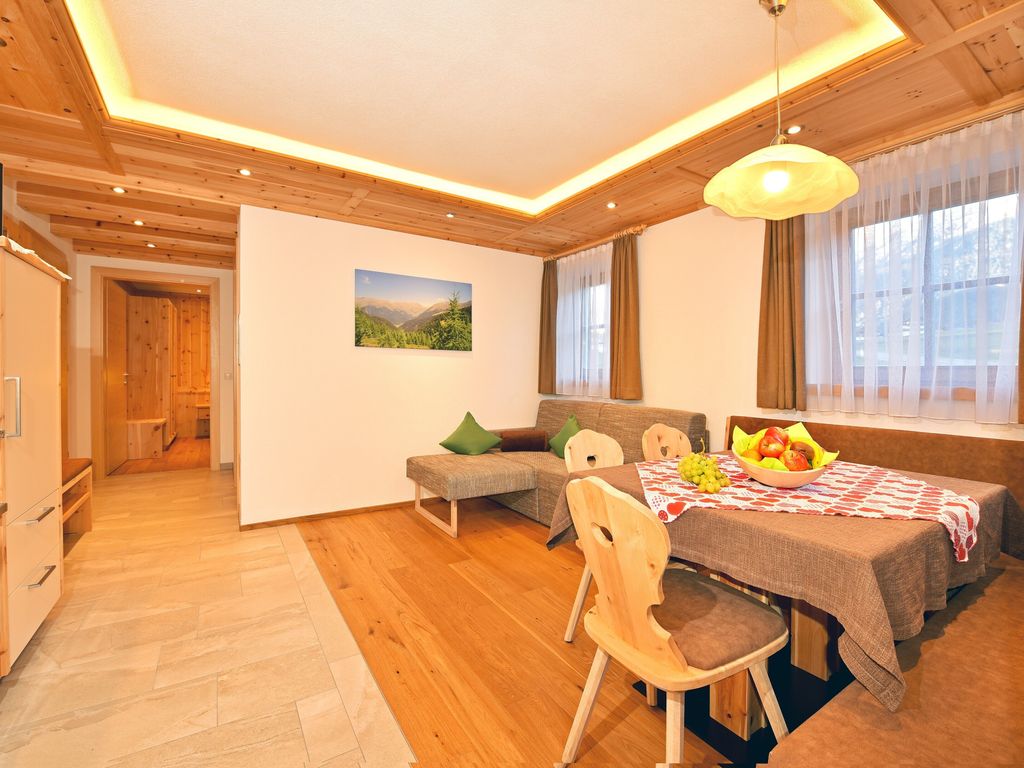 Wohnküce mit Esstisch und Sofa