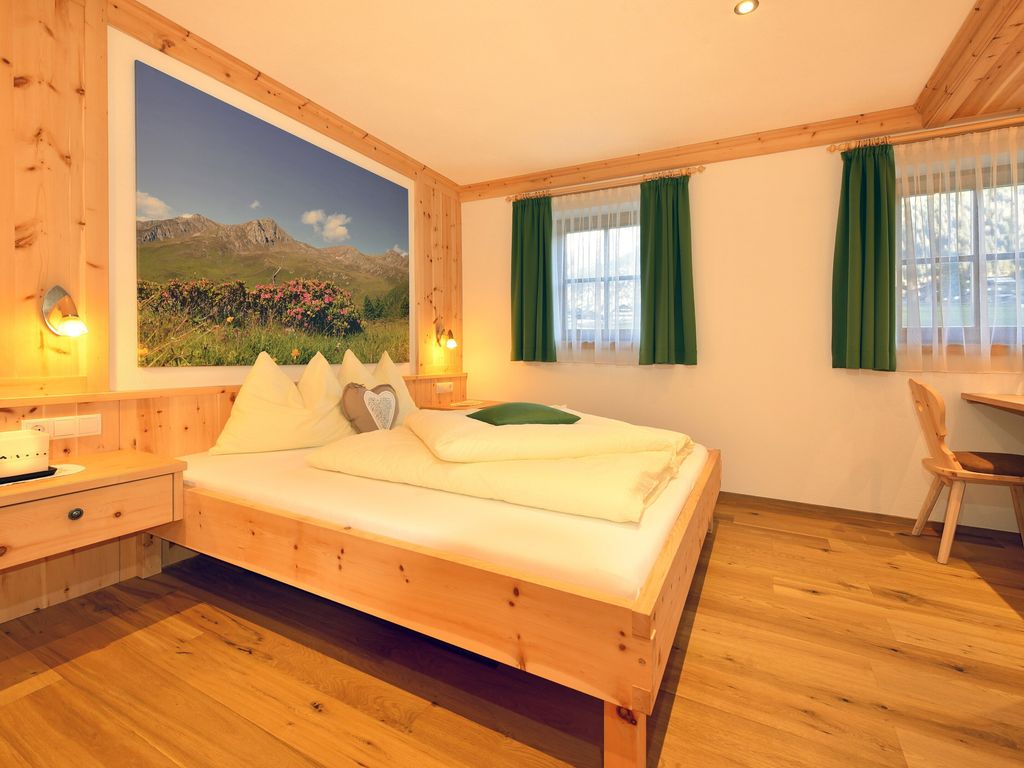 Schlafzimmer in Zirbelkieferholz