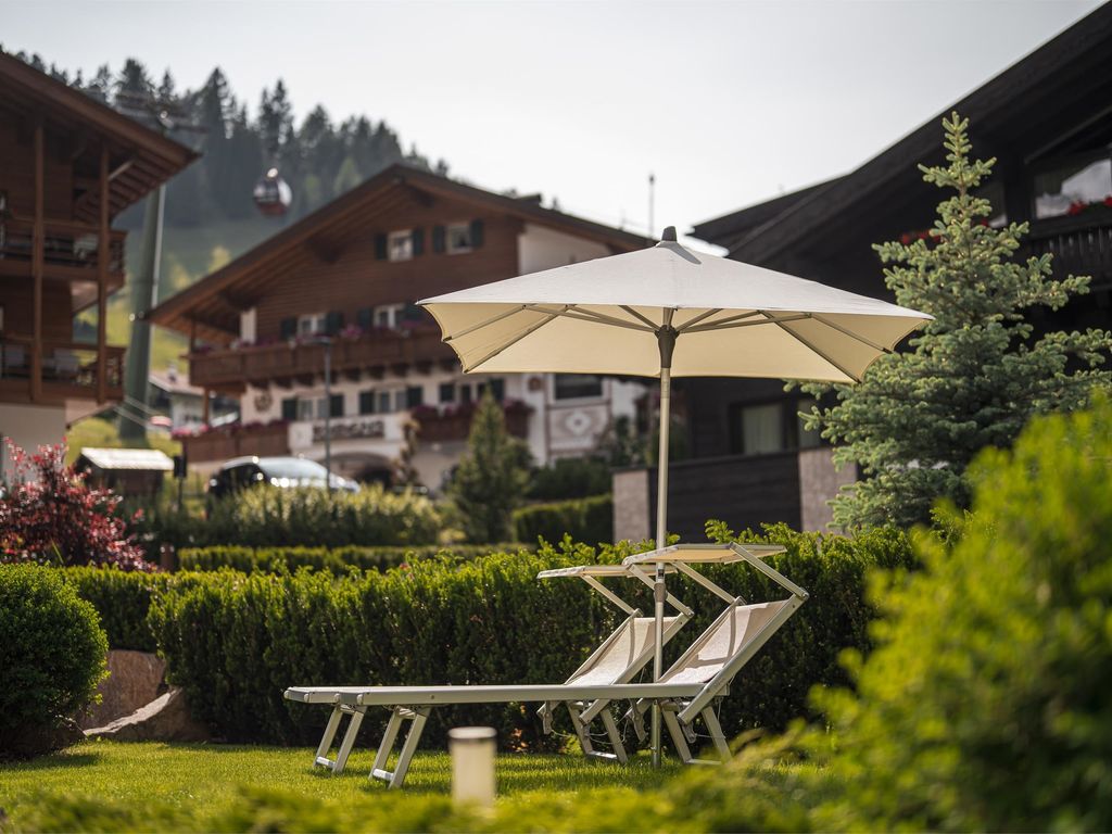 Garten mit Liegen und Sonnenschirme
