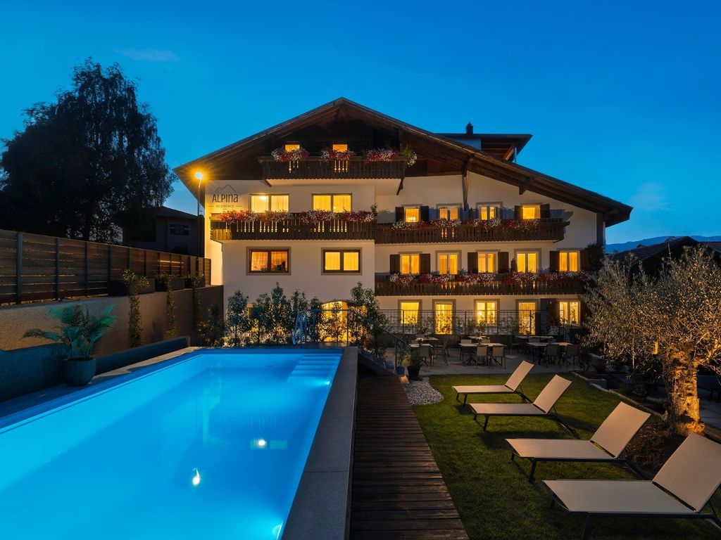 Residence Alpina in Tisens bei Nacht