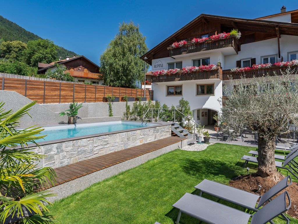 Pool und Liegewiese der Residence Alpina in Tisens, Südtirol