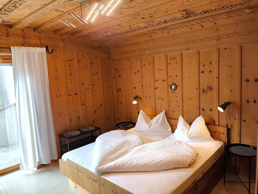Erholsam schlafen im Zirben Zimmer "Tiroler Stube" im Garni Eden B&B Schenna bei Meran