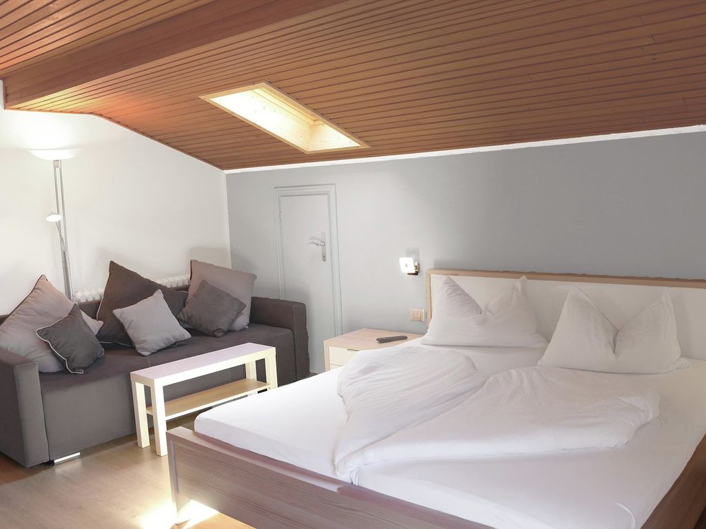 Doppelzimmer mit Balkon im Garni Eden  Schenna B&B bei Meran