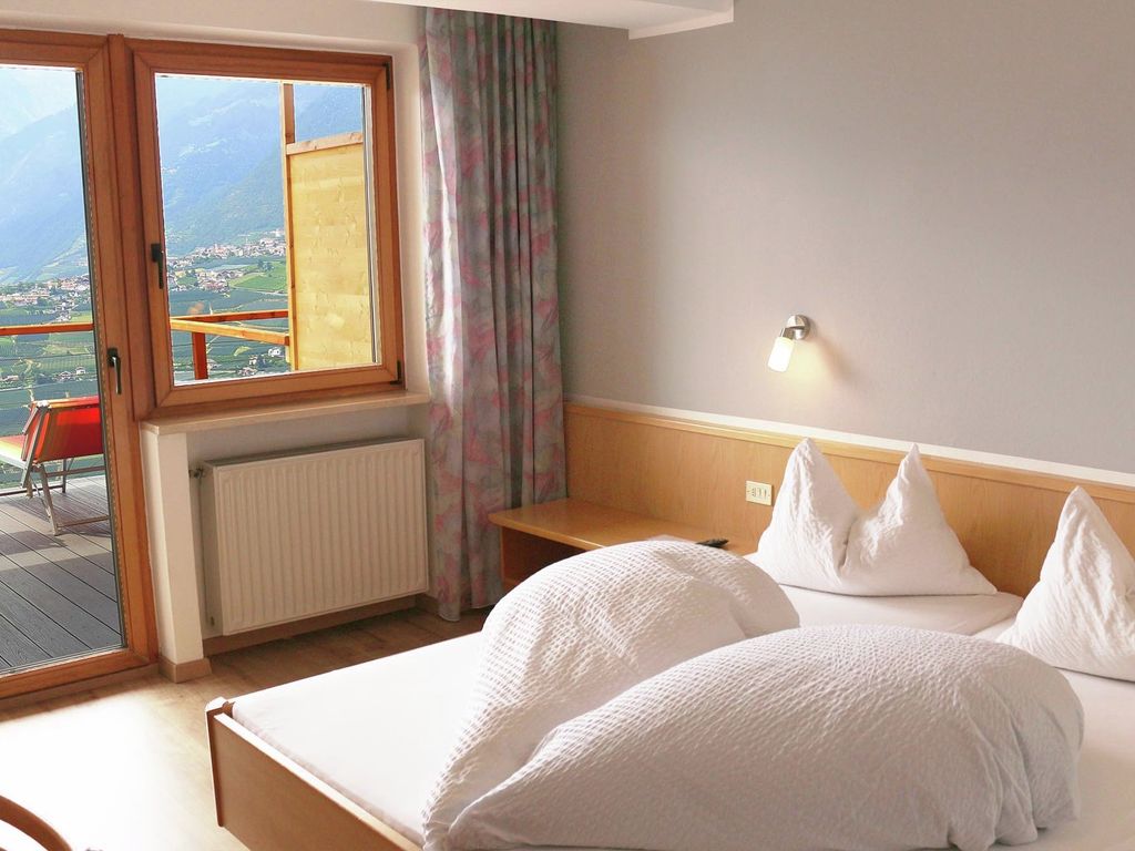 Doppelzimmer mit Terrasse im Garni Eden B&B Schenna bei Meran