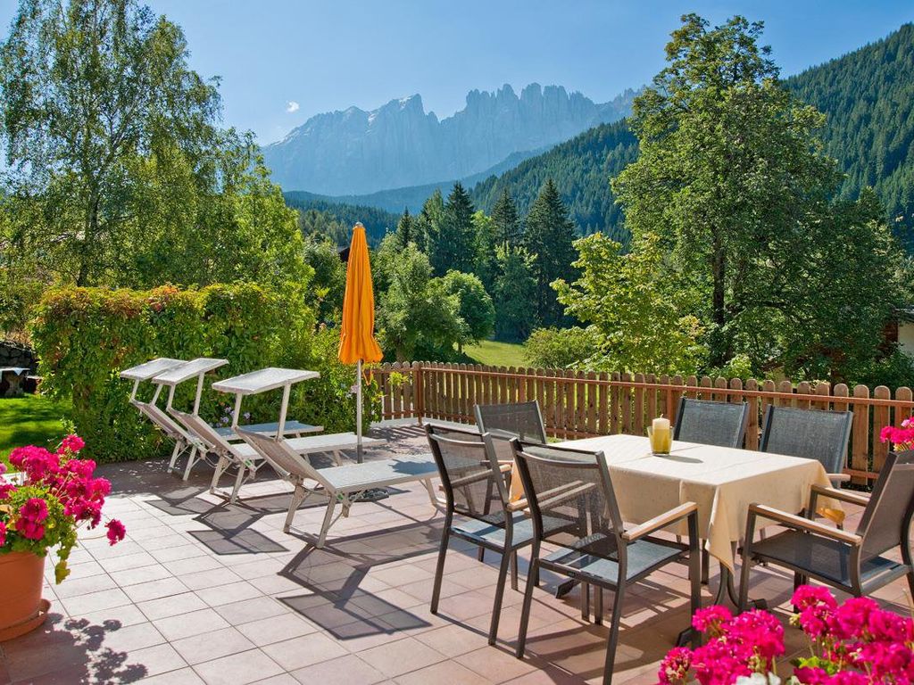 Garten mit Blick auf Latemar