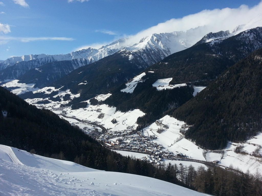 Blick auf Steinhaus im Winter