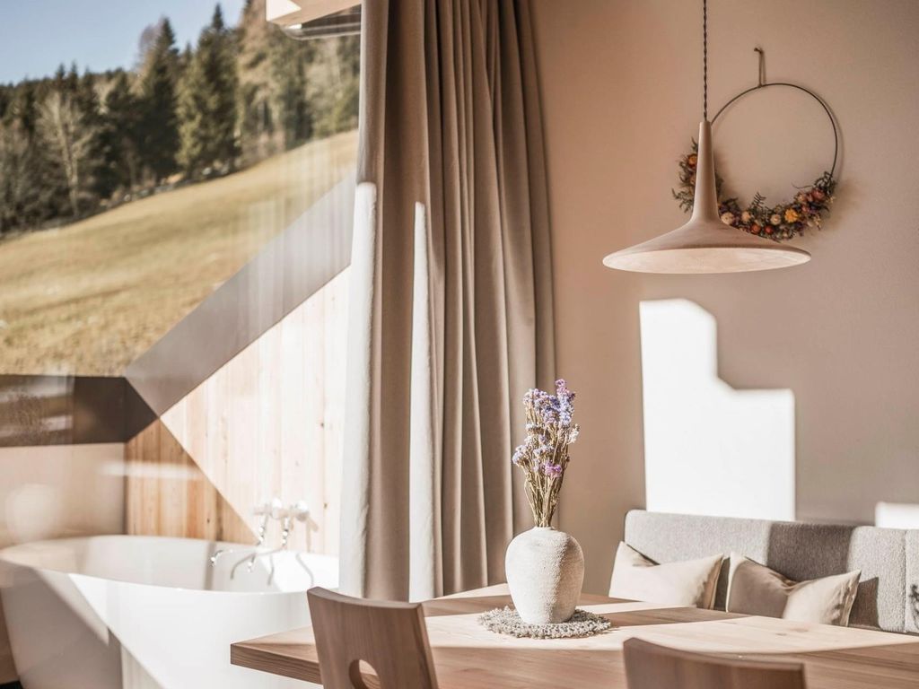 Wohnzimmer mit Loggia und Badewanne im Freien