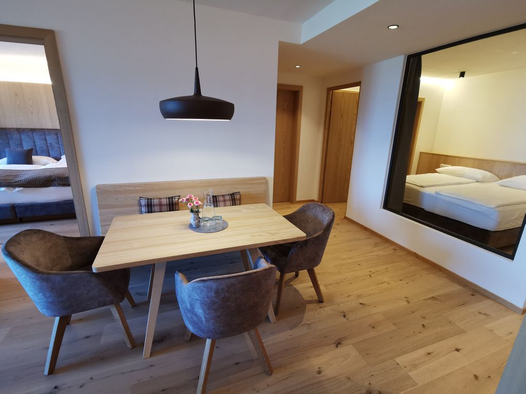Wohnzimmer und Sicht ins Schlafzimmer