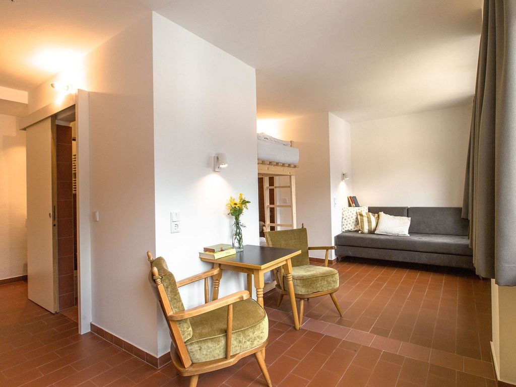 Das Bild zeigt eines der großzügigen Familienzimmer der FinKa in Mals, im oberen Vinschgau