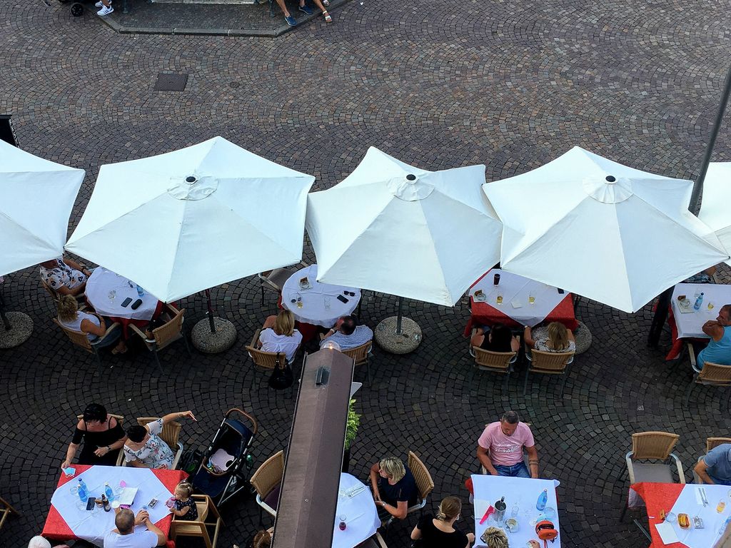 Die große Terrasse am Marktplatz: zwischen klangvollem Glockenspiel und Brunnengeplätscher.