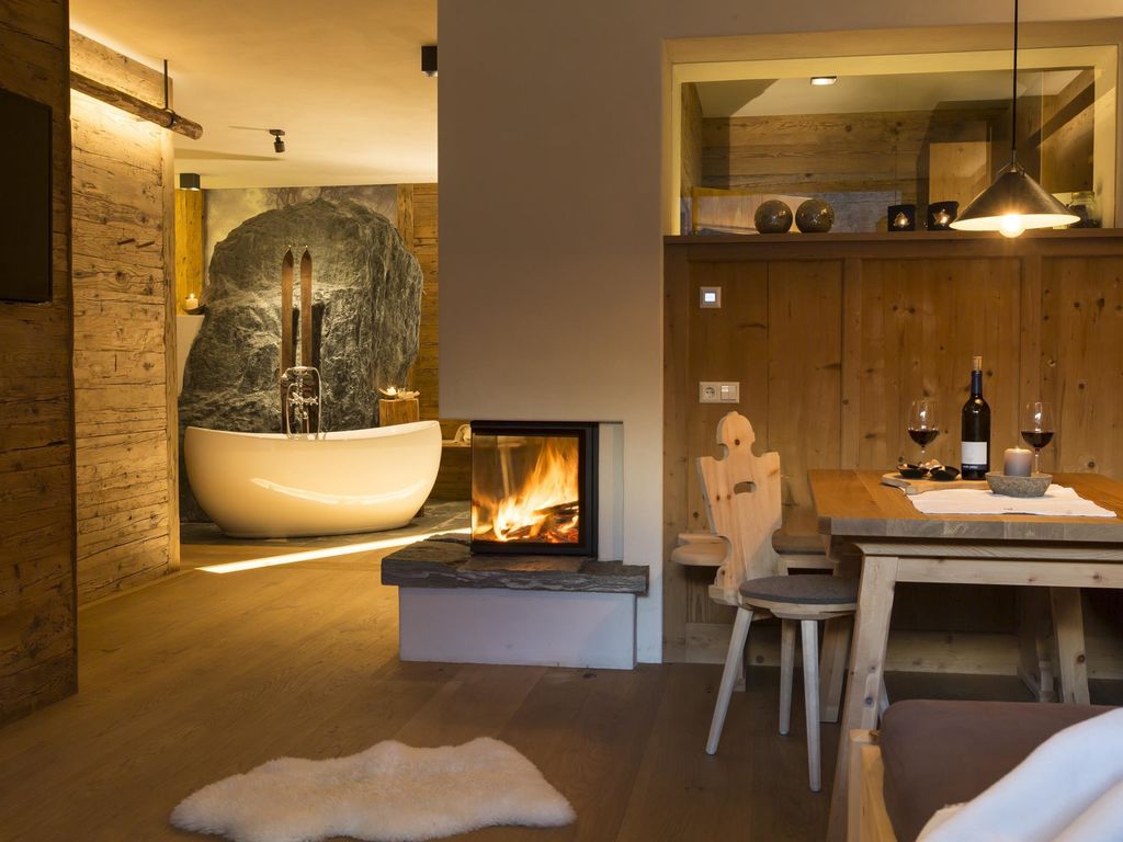 Wohnzimmer mit Kamin