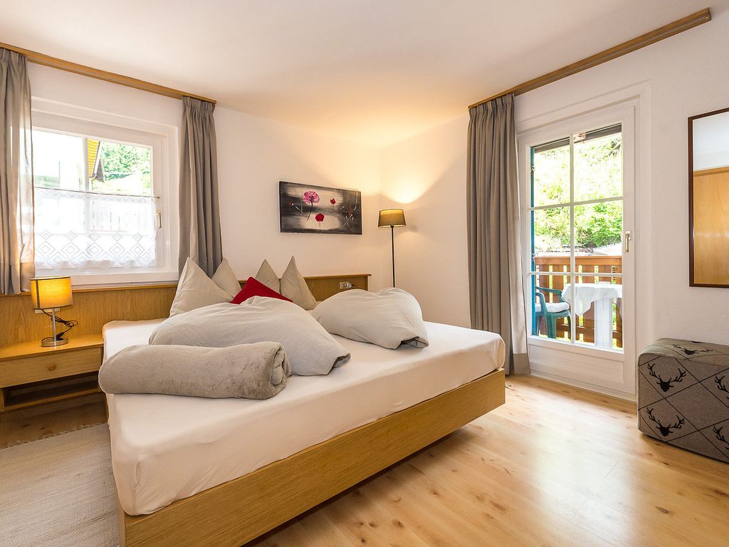 Doppelzimmer A mit seitlichem Bergblick
