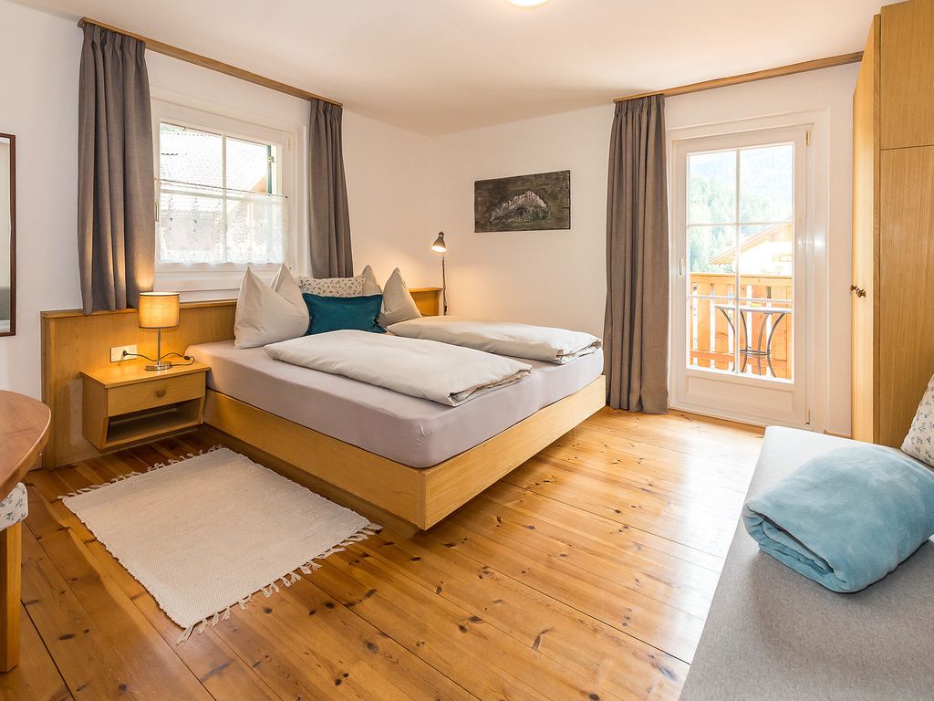 ENROSADIRA Doppel/Mehrbettzimmer B
