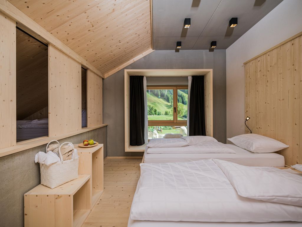 Dieses Zimmer ist besonders geeignet für junge, aktive Menschen. Klassisches Doppelzimmer mit großer Fensterbank.