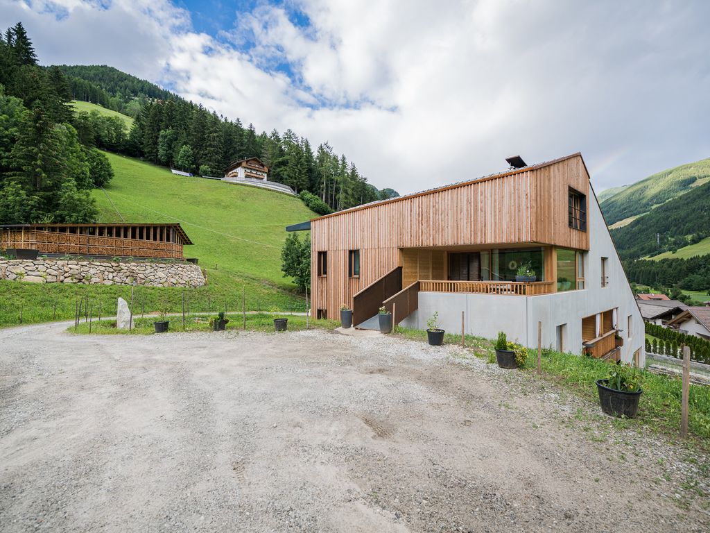 Im Hintergrund ist unsere Holzhütte mit viel Holz für Euer Lagerfeuer im Steinkreis.