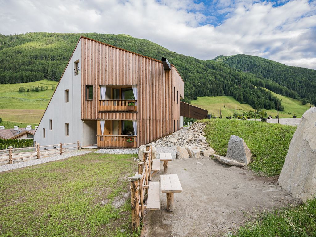 Kinderkletterfelsen, Sandkiste mit Bänke und Tische, grüner Gratisparkplatz mit Eingang in 1 Stock .