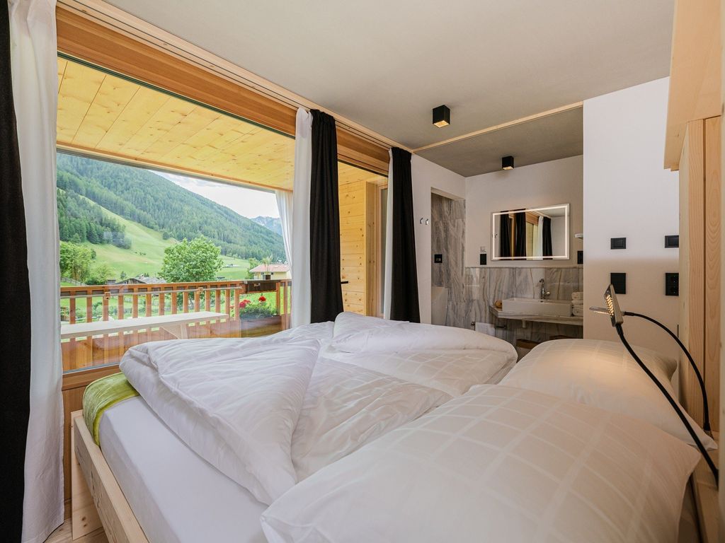 Das Doppelbett steht direkt am Fenster in Richtung Süden.