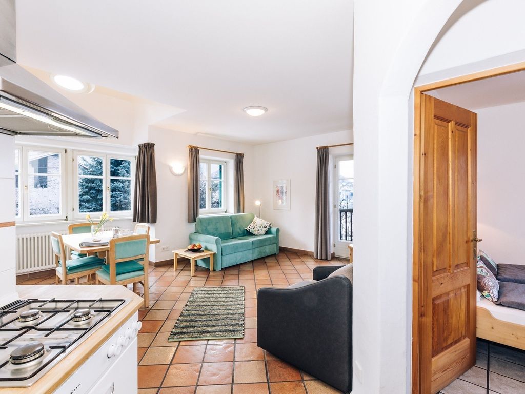 Blick von der Küche in den Wohnraum