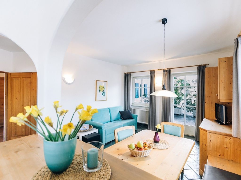 Blick aus der Küche in den Wohnraum Richtung Terrasse