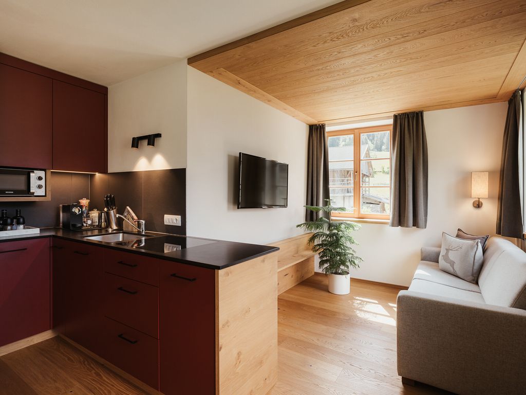 Alpiner Charme trifft modernes Wohnen – Ihr Rückzugsort in den Dolomiten.