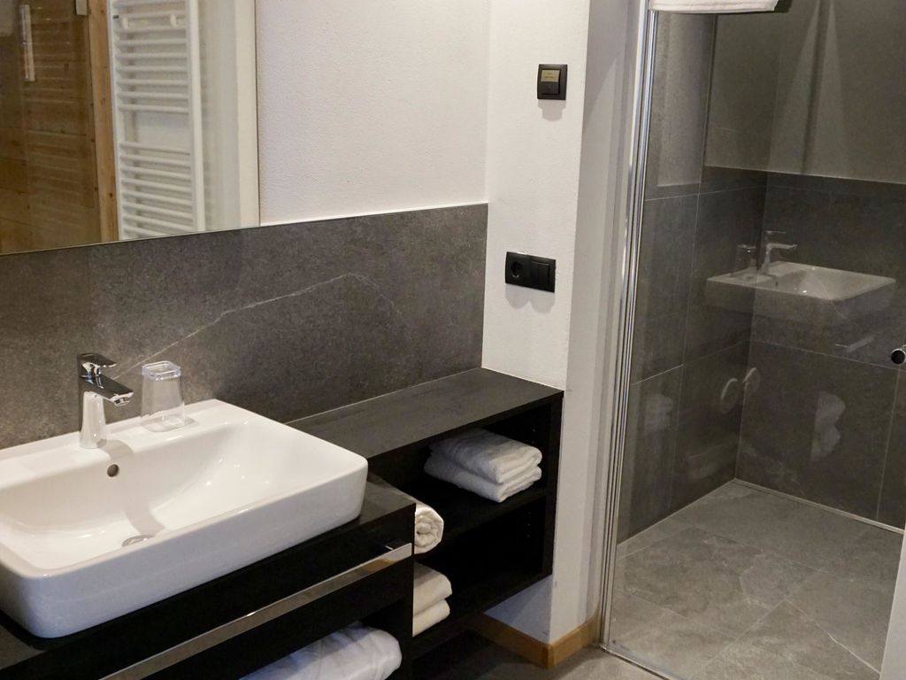 Apartment Obsidian Bad mit Regendusche
