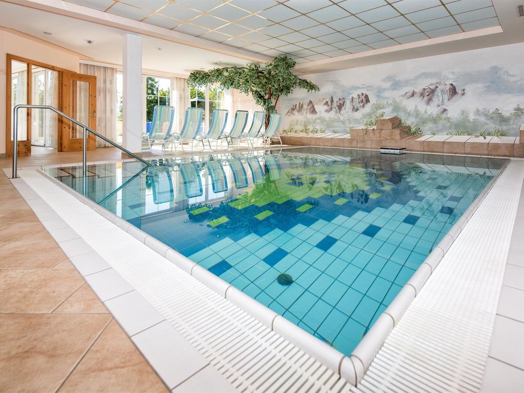 Panorama-Hallenschwimmbad im Residence Rossboden