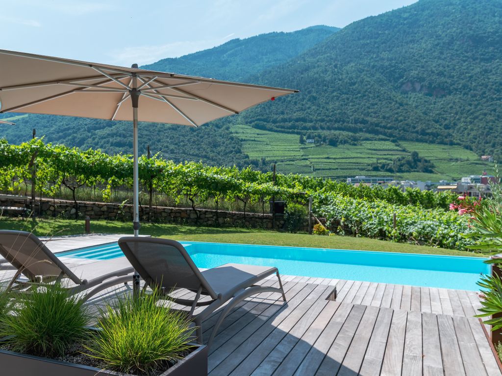 Salzwasser-Pool mit gemütlichen Sonnenliegen
