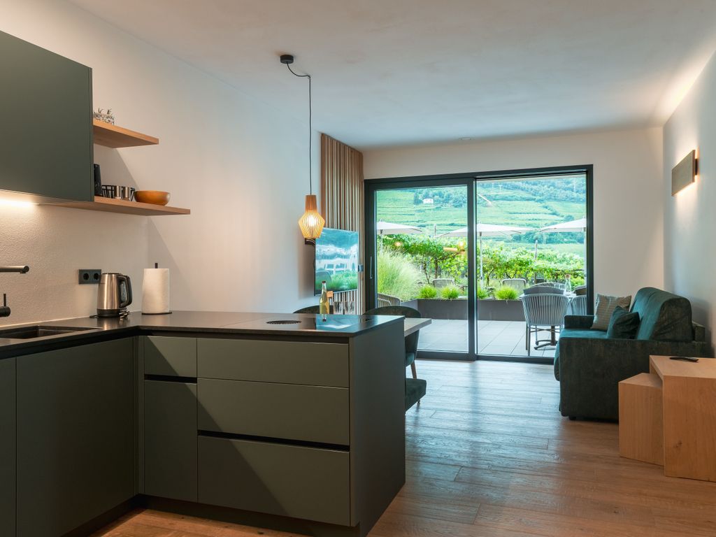 Voll ausgestattete Wohnküche mit Blick in den Garten