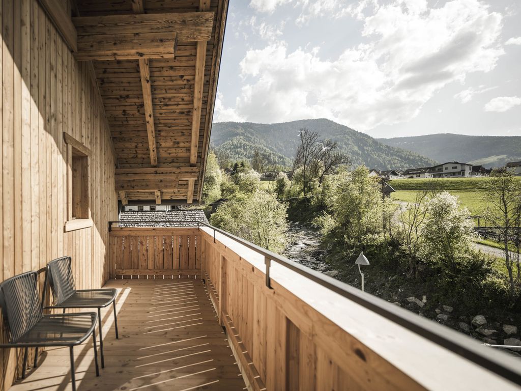 mit Balkon