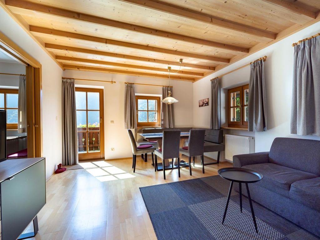 Sehr sonniges und geräumiges Wohnzimmer. Großzügiger Essbereich und gemütliche Eckschlafcouch.
