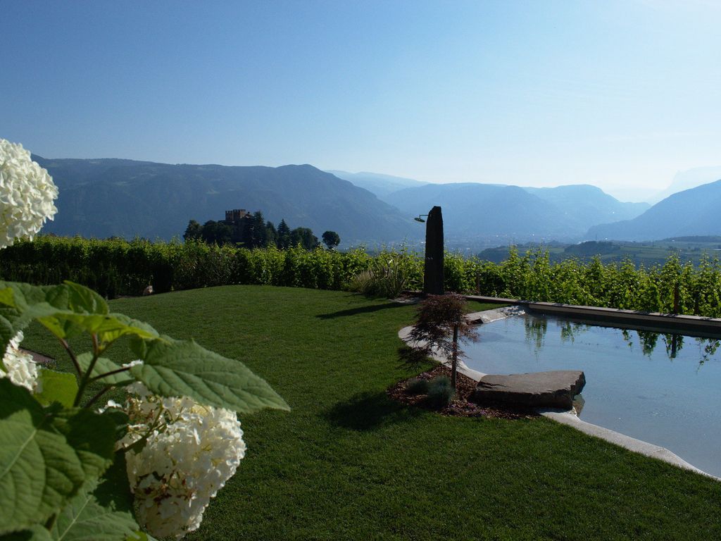Neue Gartenanlage mit Pool