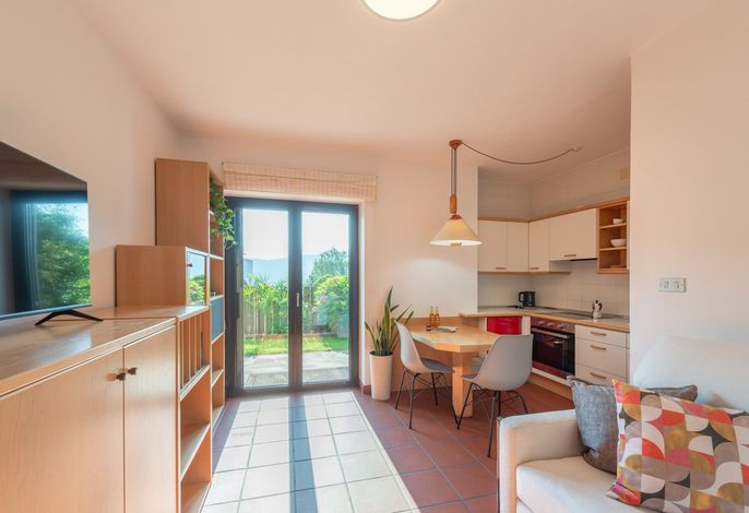 Vardia 1 / Ferienwohnung mit 1 Schlafzimmer und Garten