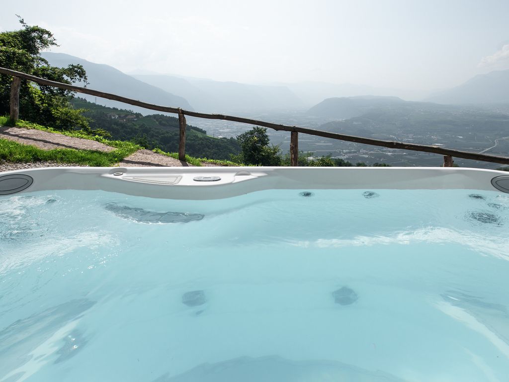 APP Alex Whirlpool mit Sicht auf Bozen