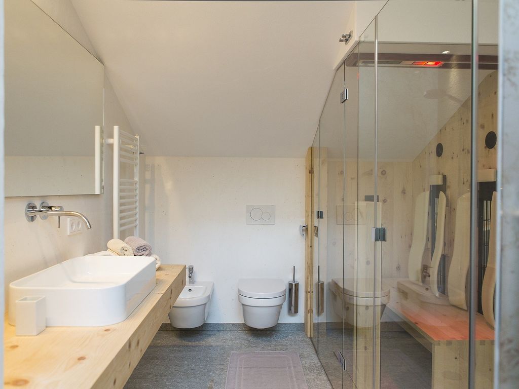 Bad mit Dusche und Infrarotkabine