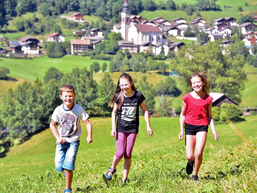 Kinder auf der Wiese