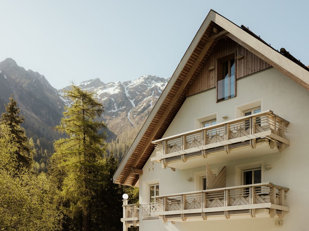 Antholzer Widsee Haus Fassade Rote Wand