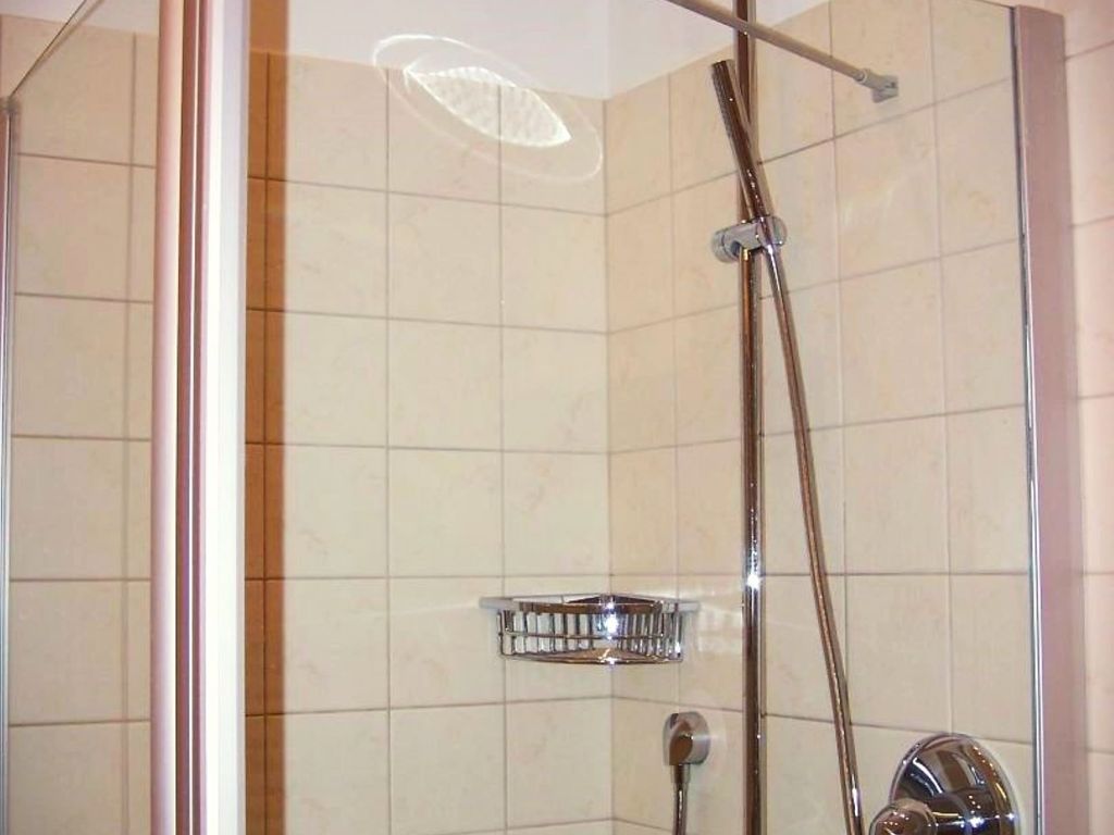Bad mit Dusche und WC