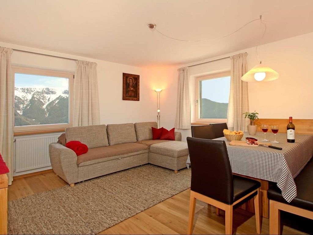 Das gemütliche, geräumige Wohnzimmer mit Zugang zum Balkon bietet ausreichend Platz zum Entspannen und Spielen.