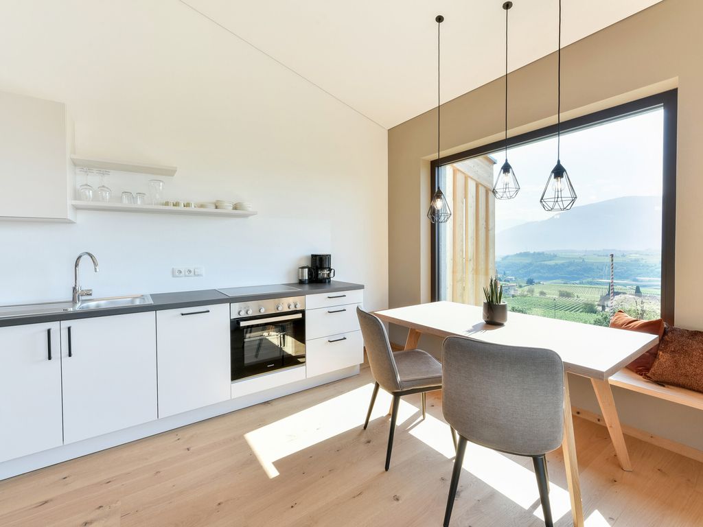 Wohnraum mit Küchenzeile und Panoramafenster