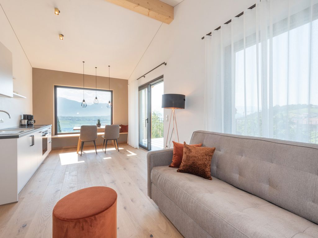 Wohnraum mit Küchenzeile und Panoramafenster