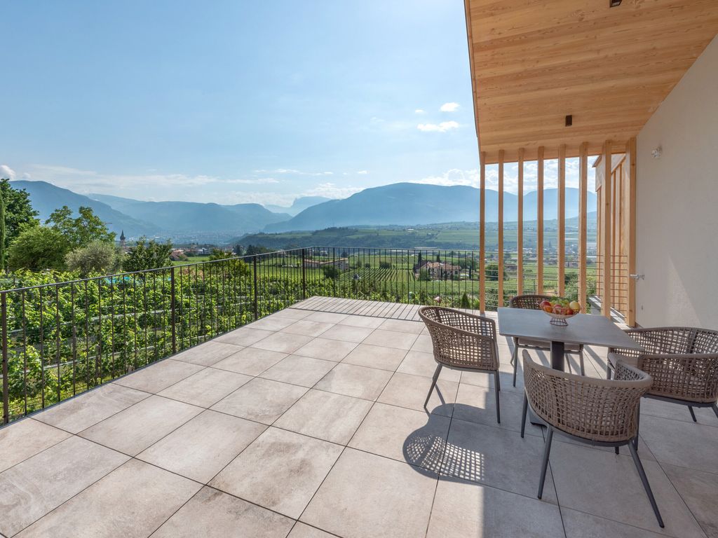 Terrasse mit Blick nach Bozen und in die Dolomiten (Nord-Ost/Nord-West)