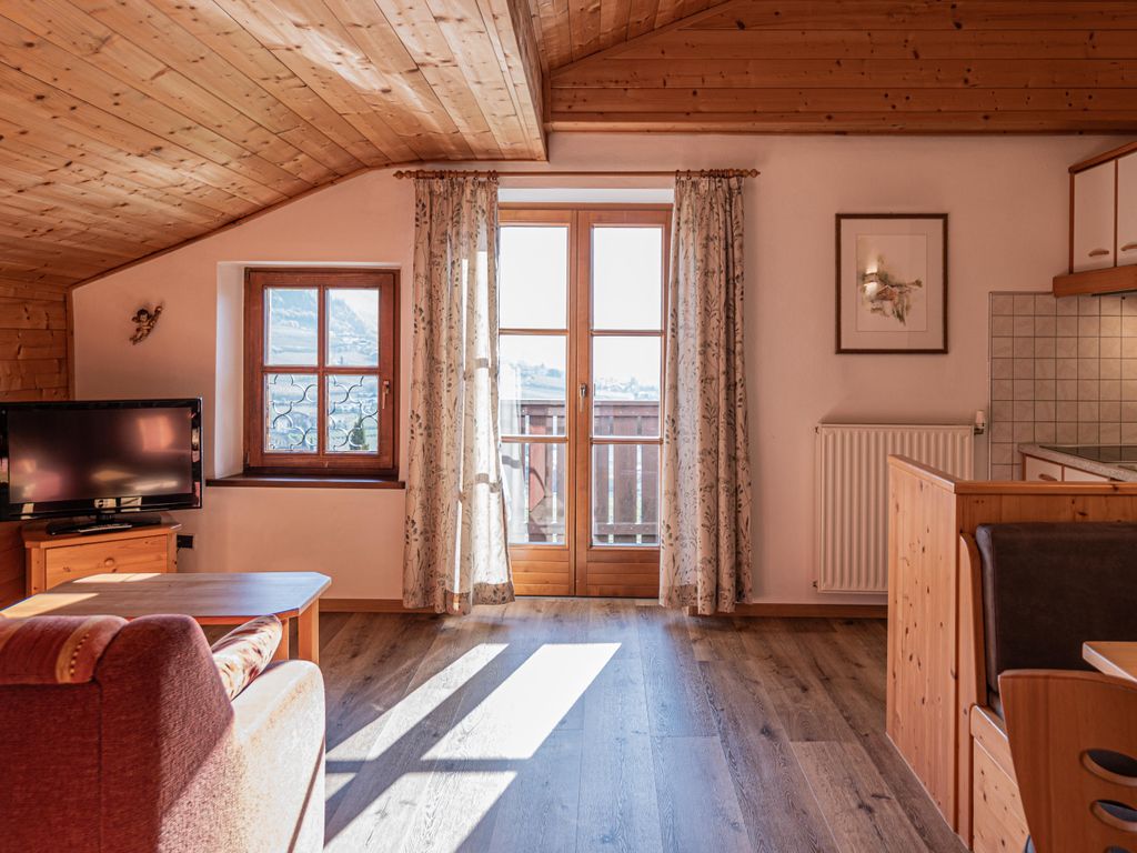 Wohnküche mit Ausblick über Meran