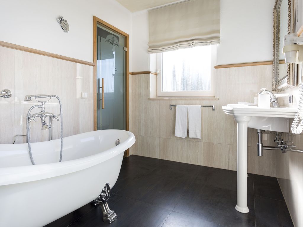 Badezimmer mit Badewanne