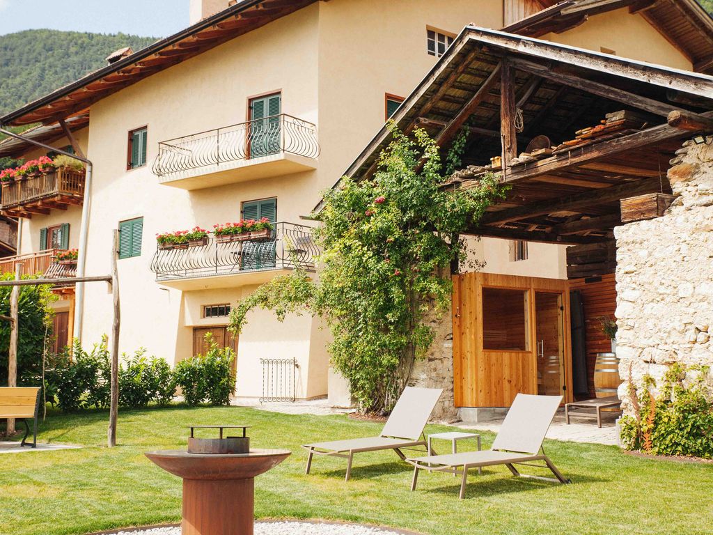 Haus mit Sauna und Gartenbereich