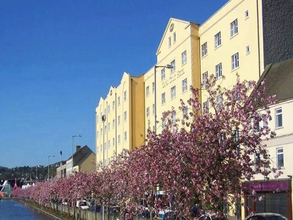 Canal Court