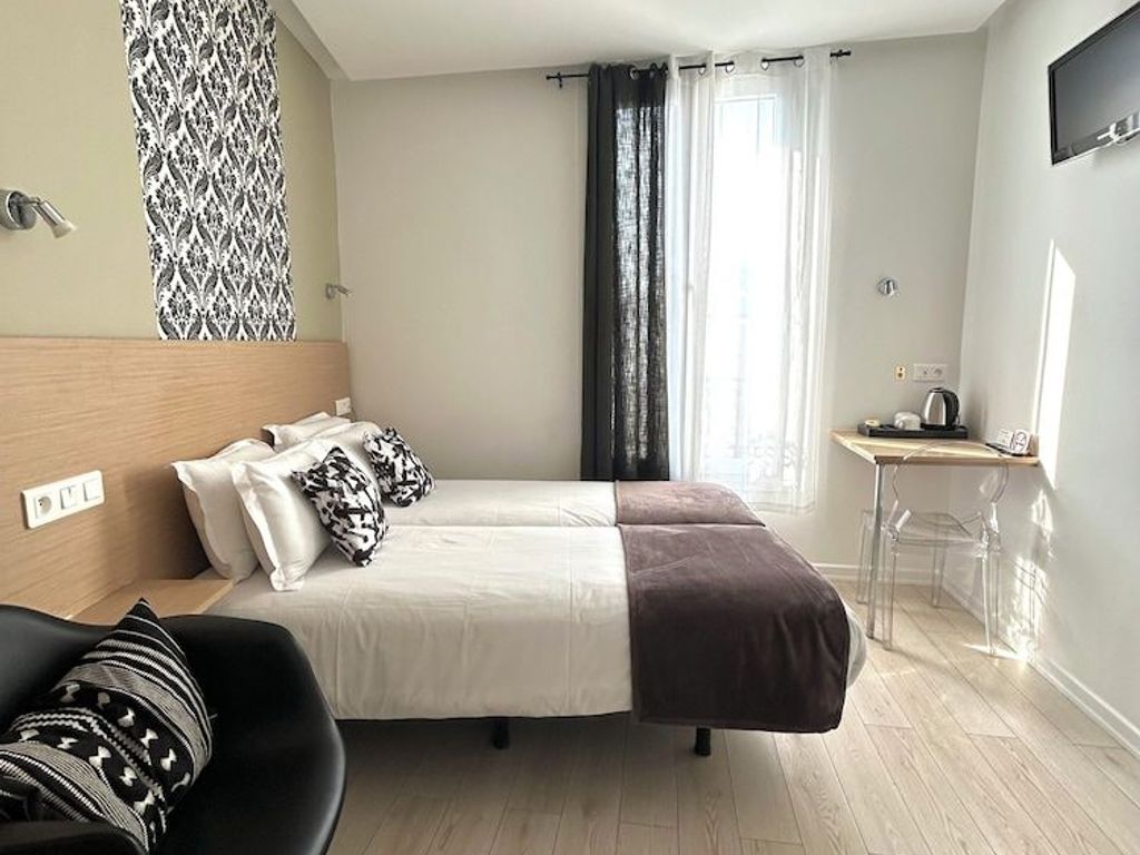 Hotel Le National Clichy Paris