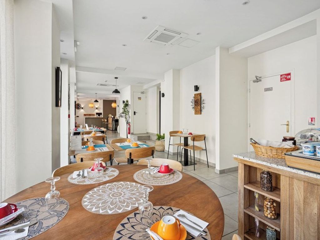 Hotel Le National Clichy Paris