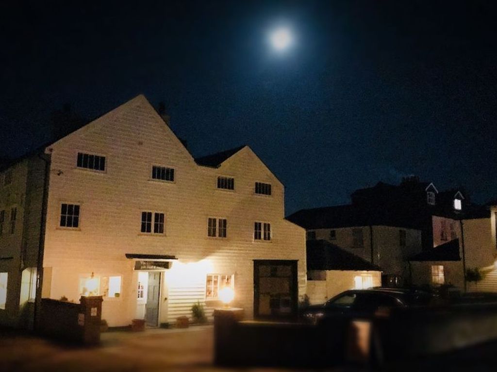 The White Cliffs Hotel