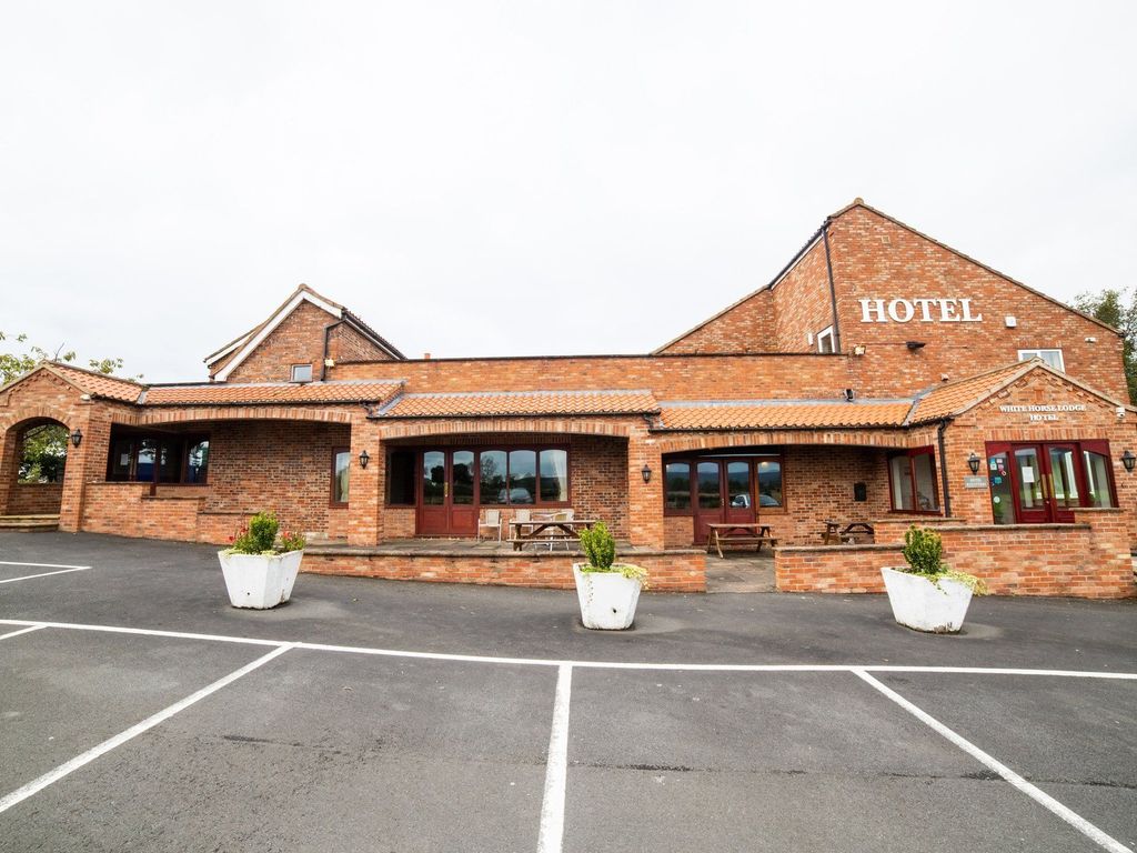 OYO White Horse Lodge Hotel