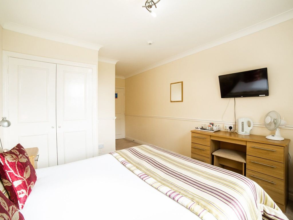 OYO White Horse Lodge Hotel